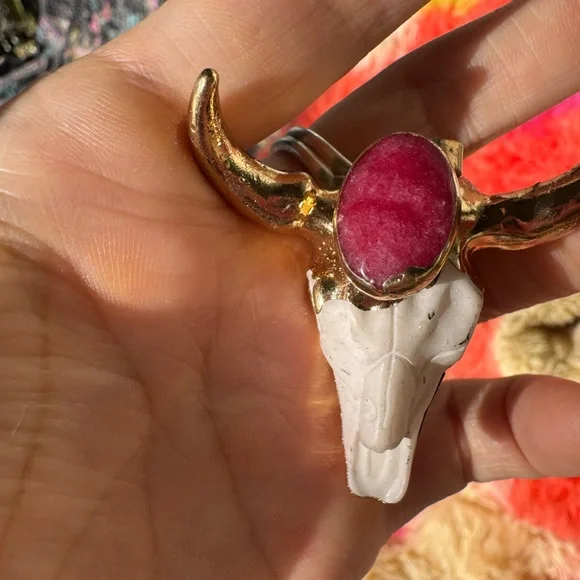 Chrome gold with a red gemstone bull skull pendant - Picture 6 of 8